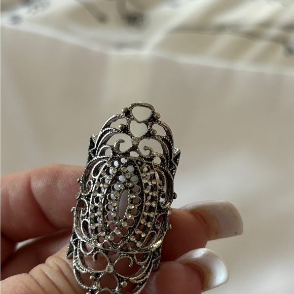 Beautiful Full Finger Silvertone Ring Size 7 - Picture 2 of 5